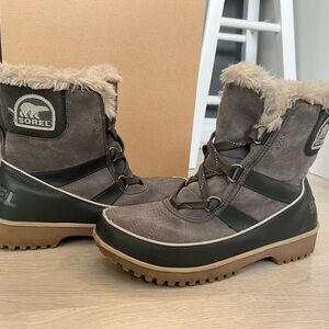 Sorel Women's Gray and Black Winter Boots